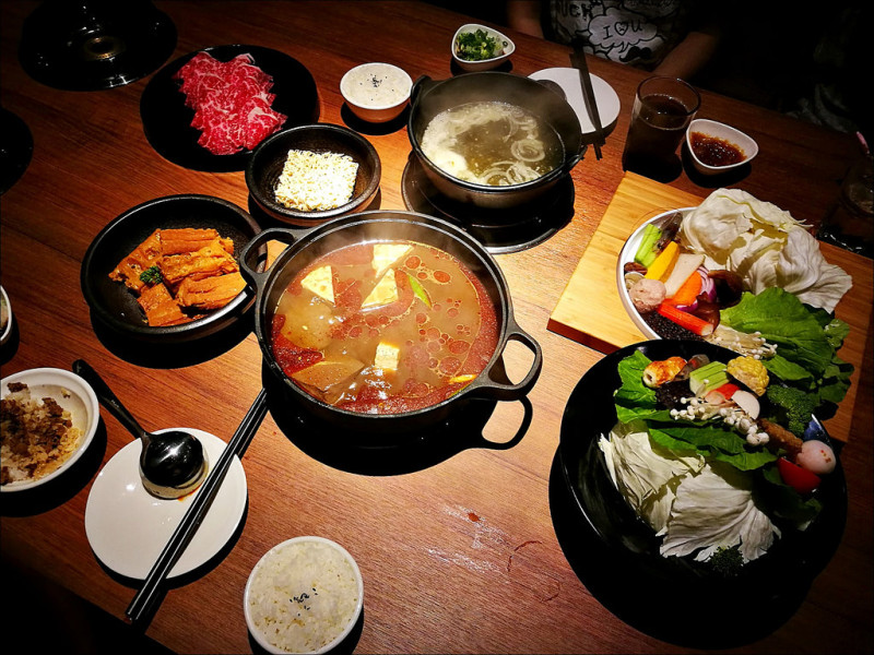 [台中] 拾七石頭火鍋崇德昌平店 輕井澤才剛開完茶六日式燒肉 一下子又到崇德商圈開火鍋店