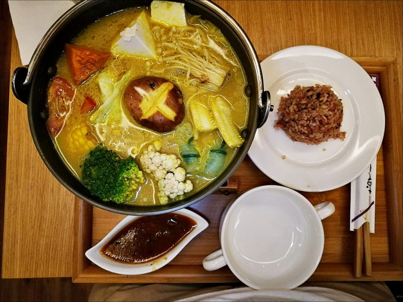 台中素食火鍋推薦．哈里歐法式蔬食咖啡館 本來要吃柚子蔬食的 不過素食的咖哩牛奶火鍋好吃夠味