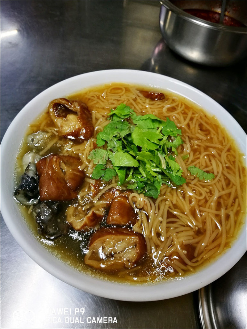 [台中] 精武路大腸蚵仔麵線 不好吃免錢的招牌很醒目 很多路過的計程車司機都會來吃