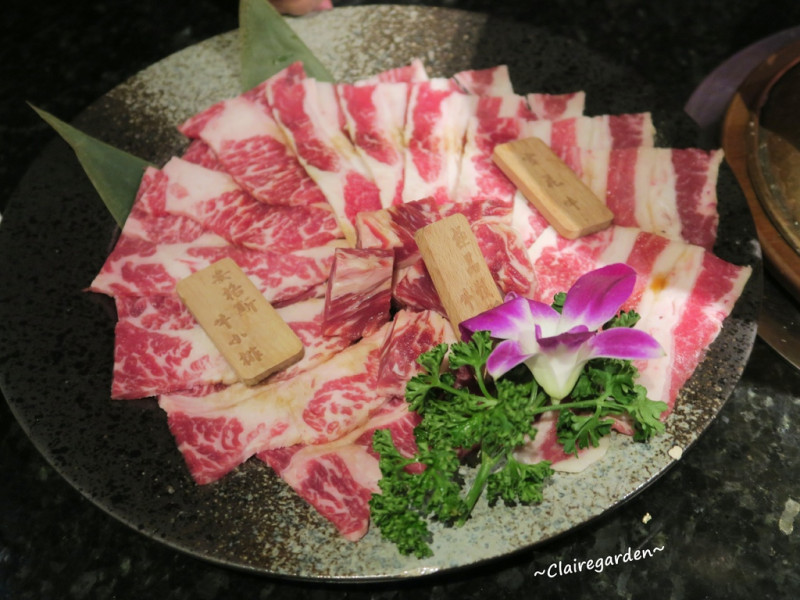 [食/台中]西區 Oborozuki朧月日式炭火燒肉酒館~聚餐好去處。美味燒烤&日式料理雙人曲