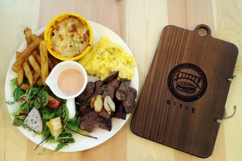 高雄左營區=<食>橋下早午餐~車水馬龍之中的小秘境＊美味的早午餐＊美得不像話的濃湯＊早午餐推薦=