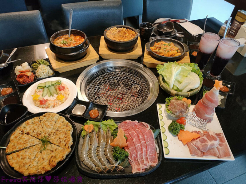 台南韓式【東大門韓國烤肉料理館】聖誕聚餐韓食燒肉超澎派！聖誕樹山海鮮肉盤高檔嚴選│韓式小菜生菜盤可續│安平美食 - Fresa芙芮莎♥莎旅憶食