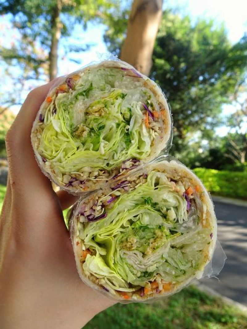 台北北投｜阿泓潤餅～Ｑ彈全麥新潮潤餅！北投市場的超人氣逛街小吃（食尚玩家）～