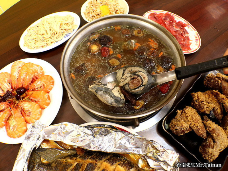 台南火鍋／堅持品質天然食材熬湯／慢火細熬不加味精／不含化學人工添加物／不用火鍋料／秋冬進補人氣首選／隱藏版菜色沒預訂很難吃得到