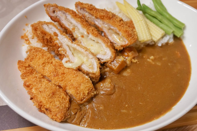 [高雄巨蛋美食]初曉江戶天麩羅-銷魂起司炸豬排咖哩飯x不能錯過的日式抹茶甜點 - 美食好芃友