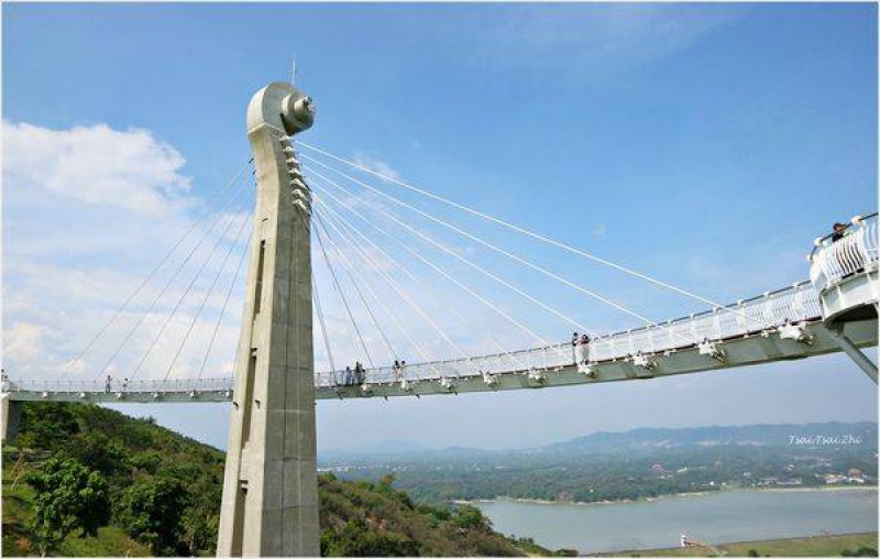 [高雄岡山]崗山之眼:2018年高雄新地標|琴弦之美的天空廊道，漫步雲端高雄美景盡收眼底|含交通資訊、接駁車搭乘介紹