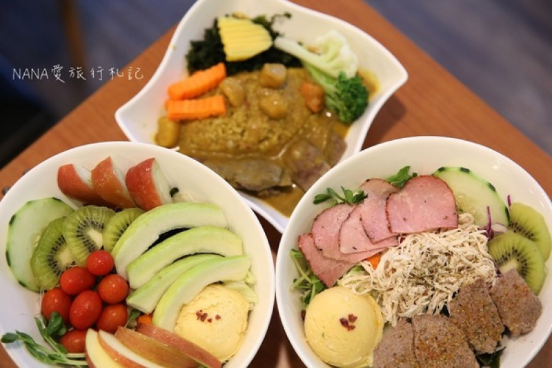 不只是沙拉 輕食專賣店(草屯店)百元有找,超大份量沙拉,超狂牛小排,咖哩飯也好吃        
      