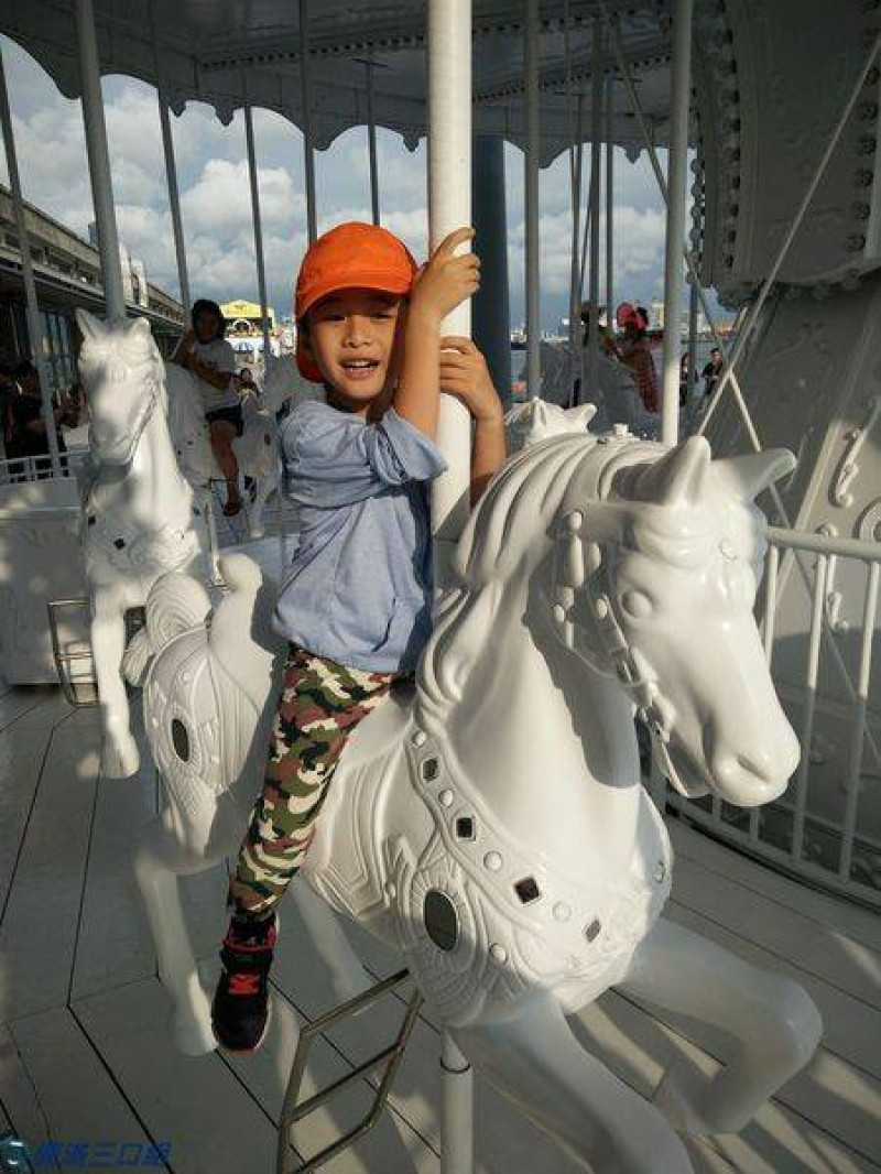【遊記】高雄鼓山_棧貳庫KW2旋轉木馬@有著文創 有著餐飲 有著展覽 更有著旋轉木馬的兒時回憶