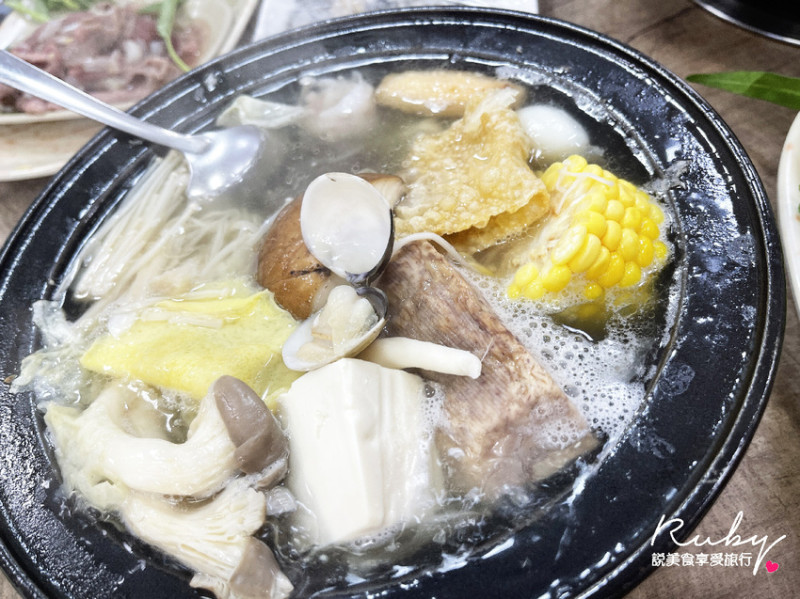 【新北金山美食】福緣火鍋金山超人氣平價石頭火鍋， 有個人鍋和大火鍋，吃完湯底再煮粥一鍋多吃，加油站裡的超人氣火鍋店