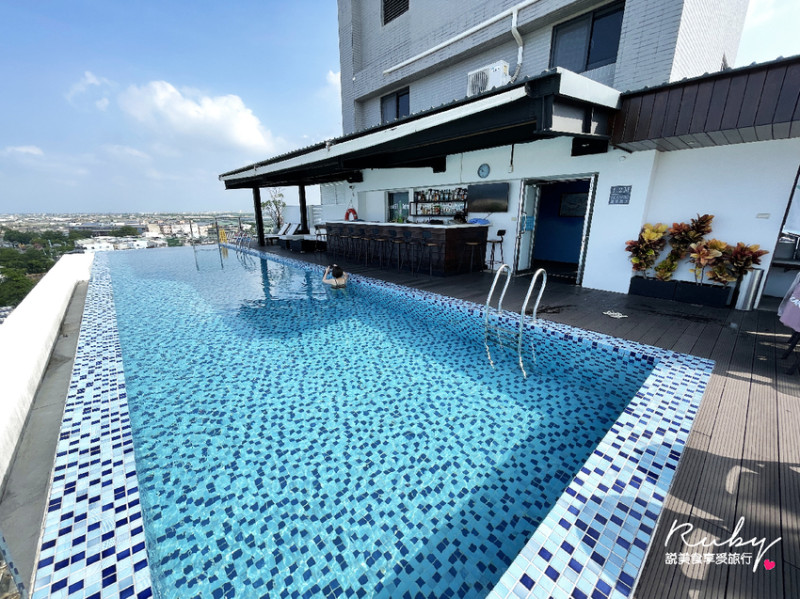 【屏東住宿推薦】枋客文旅，無邊界泳池，交通便利距離車站只有200公尺，住宿平價還附自助式早餐｜ Ruby說美食享受旅行(@tour_ruby530)