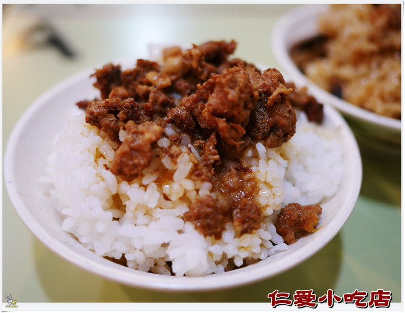 ◊ 佛心來的～堆高高25元肉燥飯 市場周邊銅板小吃 ➩ 仁愛小吃店 板橋銅板美食 遠東通訊園區 重慶黃昏市場