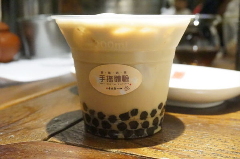 台中下午茶│春水堂 大墩店。春水堂35週年 好康優惠大方送！在世界珍珠奶茶發源地 玩超有趣的泡沫紅茶、珍珠奶茶手搖體驗 [親子DIY/台中餐廳推薦/台中美食推薦/珍珠奶茶創始店]