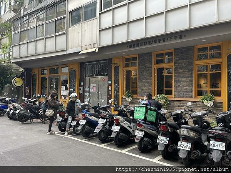 新北市永和區-貓子曬太陽