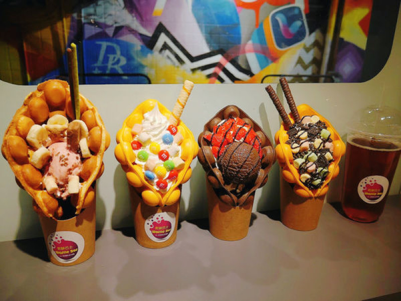 『台北』西門約會逛街手拿美食。Waffle bus 鬆餅巴士。西門町雞蛋仔甜點