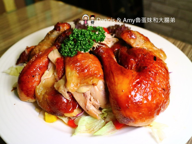 《竹北美食餐廳》Bingo賓果廚房。聚餐首選香草烤雞需提前預訂。平價鐵板海陸義大利麵排餐。健康薑黃燉飯。自助吧無限享用︱新竹喜來登飯店附近（影片） - Dannis & Amy魯蛋妹和大腸弟