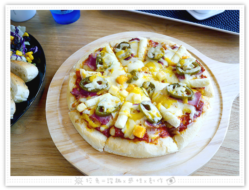 [台南食記] 季洋莊園咖啡‧台南民生店~低消50元！天井老屋一二三樓尋幽訪古！莊園單品咖啡、披薩、戰斧豬排早午餐！