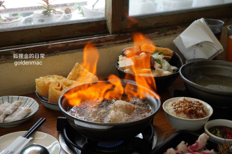 台中美食 │ 裊裊鍋物 逢甲夜市巷內人氣爆棚火鍋推薦 麻油燒酒烏骨雞鍋每桌必點 整瓶米酒豪氣上桌