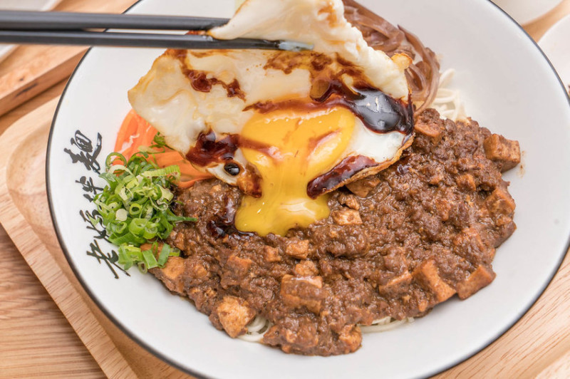 秋冬溫暖限定上市『『濃花雕雞湯麵』、『金華火腿干貝濃雞湯』＠老媽拌麵-大安旗艦店|銷魂係乾拌麵『和牛炸醬拌麵』、『地獄麻辣牛肉拌麵』