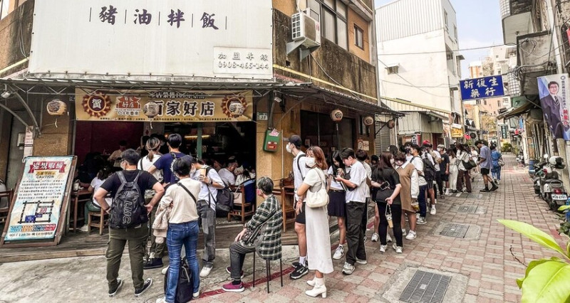 台南市中西區鼎富發豬油拌飯｜就靠一味豬油拌飯就賣到街知巷聞！排隊排到看不到盡頭