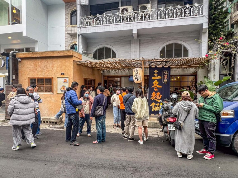 桃園市桃園區三冬麵舖｜一天只賣三小時，一開門直接客滿！號稱在地最強雞白湯拉麵