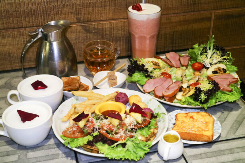 【高雄聚餐】多一點咖啡文化館 近文化中心 早午餐/定食/下午茶/麵包 約會談心好停車 捷運美食