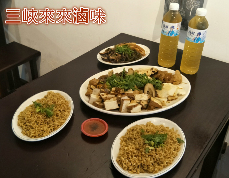 三峽老街美食滷味推薦【三峽老街-來來滷味】親民樸實的價格+大份量的食感體驗~來三峽除了金牛角還有香噴噴的滷味在這等你唷~~~