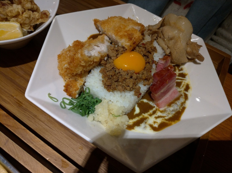 三上咖哩/巷弄美食/氣氛十足/東區SOGO/炸雞啤酒巨無霸/體驗卷