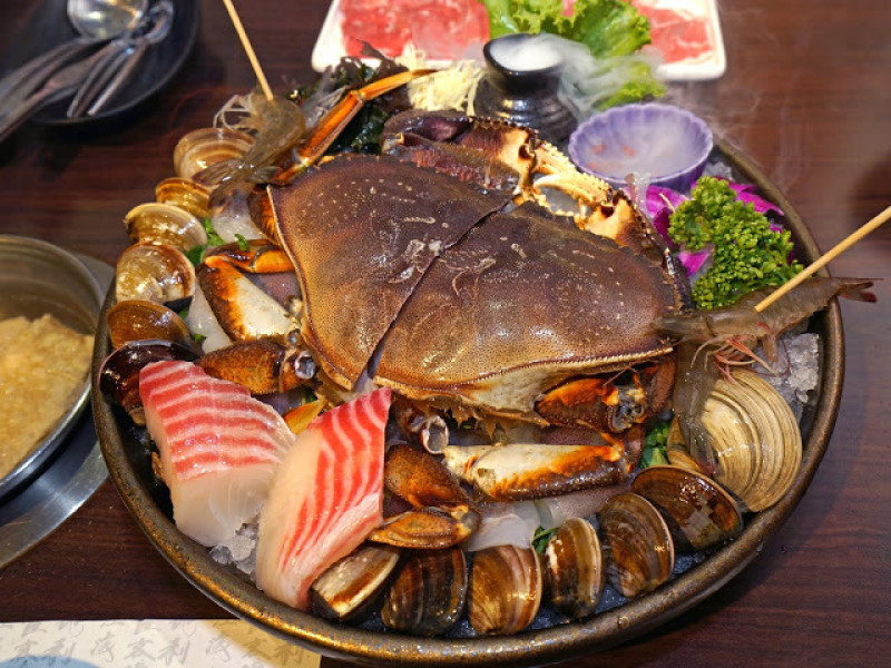 [食記] 天鍋宴。新鮮高檔海鮮食材、天母聚餐首選。秋天吃蟹大推--黃金蟹雙人鍋(近芝山站)
