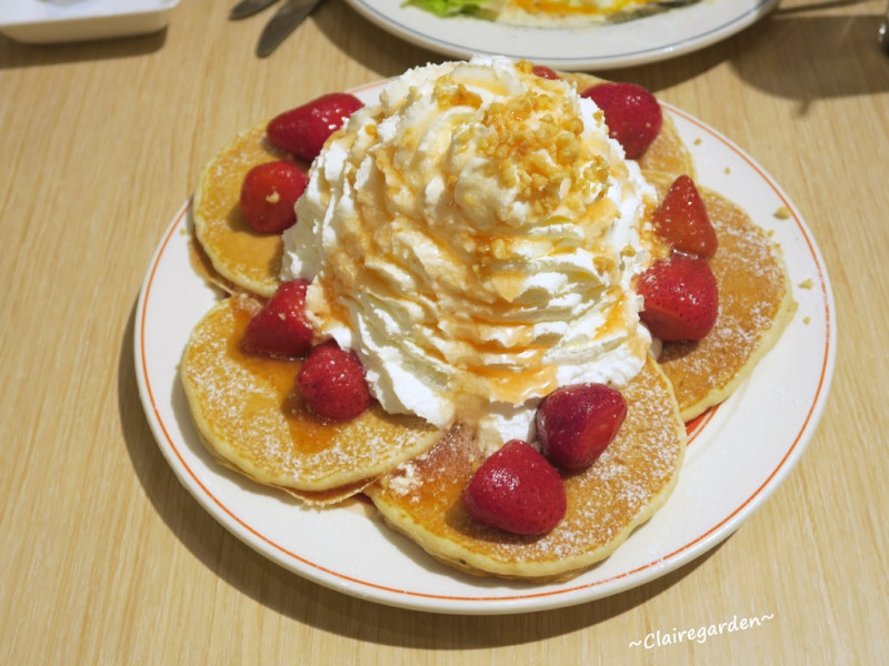 台北 捷運市政府站 Eggs n Things~真的好好吃，一點都不甜膩火山鬆餅