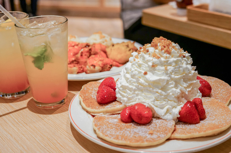 Eggs n Things Taiwan X魔王 台北信義區 來自夏威夷風靡日本的鬆餅正式插旗台灣 15公分高火山鮮奶油草莓鬆餅 視覺度超吸睛 捷運市政府站 內文有店家資訊