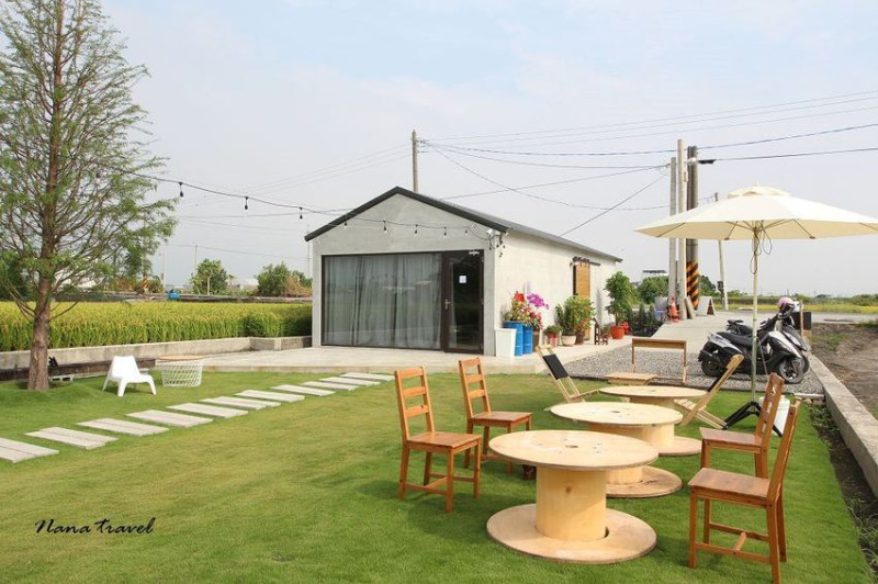 彰化田中》小田生活mmm。藏身稻田間的咖啡屋,ig打卡文青風,美式帳篷野餐趣,大片草原好療癒(寵物友善咖啡) - Nana愛旅行札記