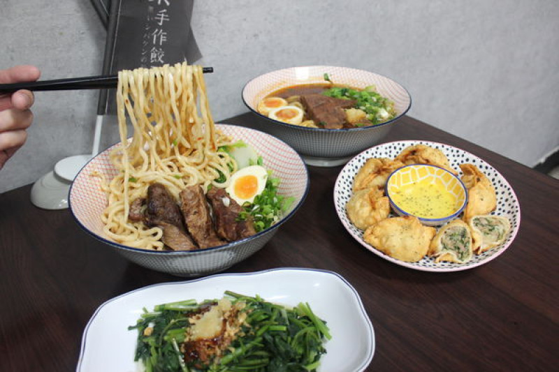 台北美食｜吠柴手作餃子-內用免費加湯不用錢，牛肉拉麵CP值爆高