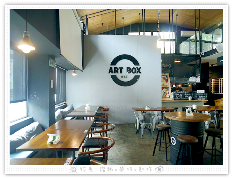 [台南食記] ART BOX B.T.S海安旗艦店~室內設計師開的店！鐵桶鍋燒意麵、打拋豬肉飯、加油桶泰式奶茶！寵物友善餐廳！