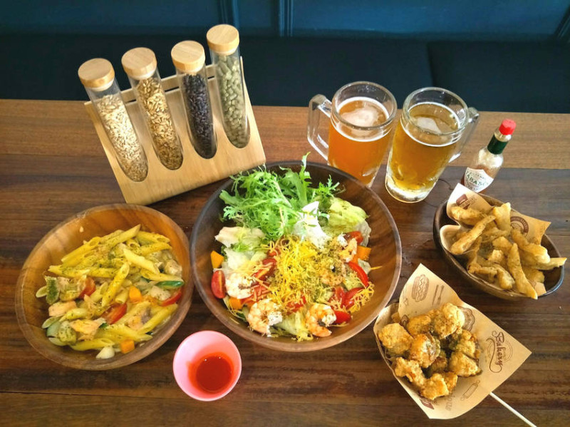 板橋美食"G+9鮮釀餐廳"大口喝精釀啤酒與吃炸物輕食的美味好所在!! 下班放鬆心情的絕佳選擇>< 球賽轉播 & 好友聚會 & 宵夜啤酒通通有喔!!