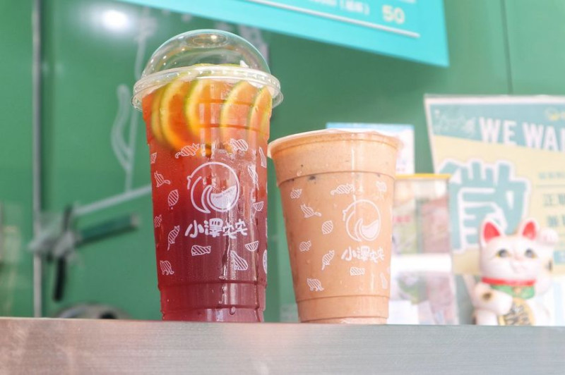 小澤宅宅 馬偕店。清爽系香橙鮮檸茶 VS 口感系濃郁皮拿，用青春喝一杯手搖，新竹人氣飲料店