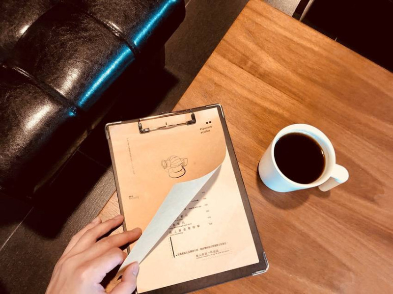 【台南咖啡廳】1/2Ｐ精品咖啡館｜全台唯一陶甕烘焙｜濃香醇厚的完美金杯咖啡｜陶甕烘焙手沖虹吸課程報名中｜客製化烘焙客製你最愛的風味