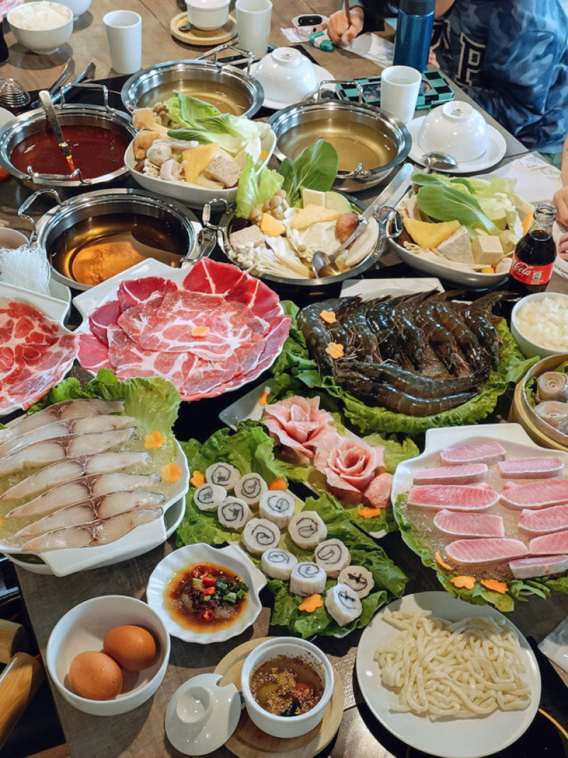 百味釜精緻鍋物 | 鮮吃媽媽魚遠洋無毒超狂大目鮪魚腹、碩大大白蝦，賞盡青草湖畔的湖光山色