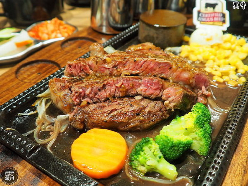  黑牛炭火岩燒牛排，炭烤香氣逼人，牛肉多汁又香甜~自助吧羅宋湯好多牛肉塊記得多喝幾碗～        
      