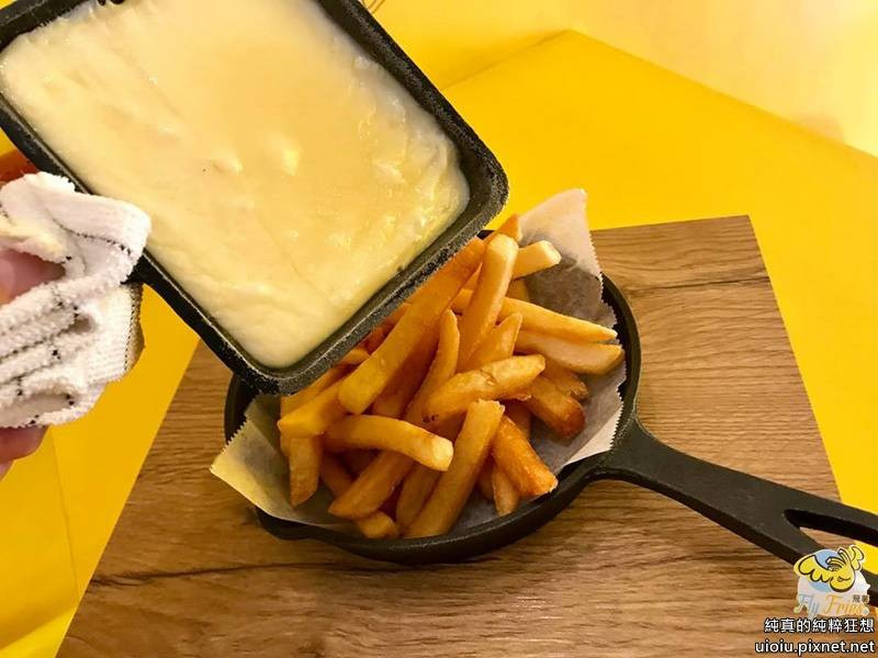 【新竹。西大路】Fly Fries.飛薯 薯條專賣店 薯條的30種吃法(3種薯條x10種沾醬) 蜂蜜橙汁優格醬健康取向！火山熔岩起士心頭好！焗烤墨西哥辣肉醬外國人最愛！