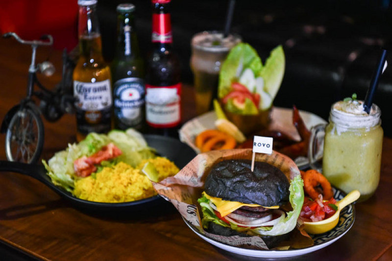 Brovo Cafe綠園道單車館：台中西屯區美食-結合自行車與飛鏢的複合式餐廳，晚上變身酒吧