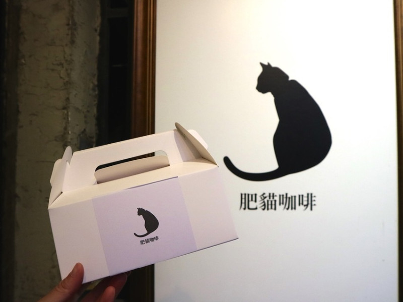 肥貓咖啡：北海道十勝鮮奶生乳捲，讓你品嘗最濃郁又最柔軟的極致味蕾享受｜新品上市，台南必吃.外帶甜點，神農街散步甜點 - 進食的巨鼠