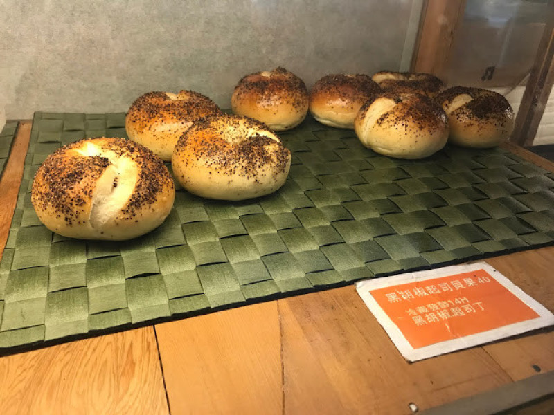 [食記] 新竹。依日烘焙 新鮮的手作貝果 質感很棒的手沖咖啡!
