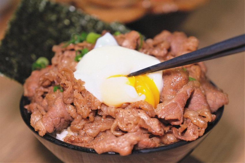 牛丁次郎坊-逢甲支店｜逢甲日式浮誇燒肉丼！大推炙燒安格斯黑牛後腹肉丼！台中丼飯推薦、台中日式推薦、逢甲日式推薦、逢甲丼飯推薦、逢甲夜市美食推薦