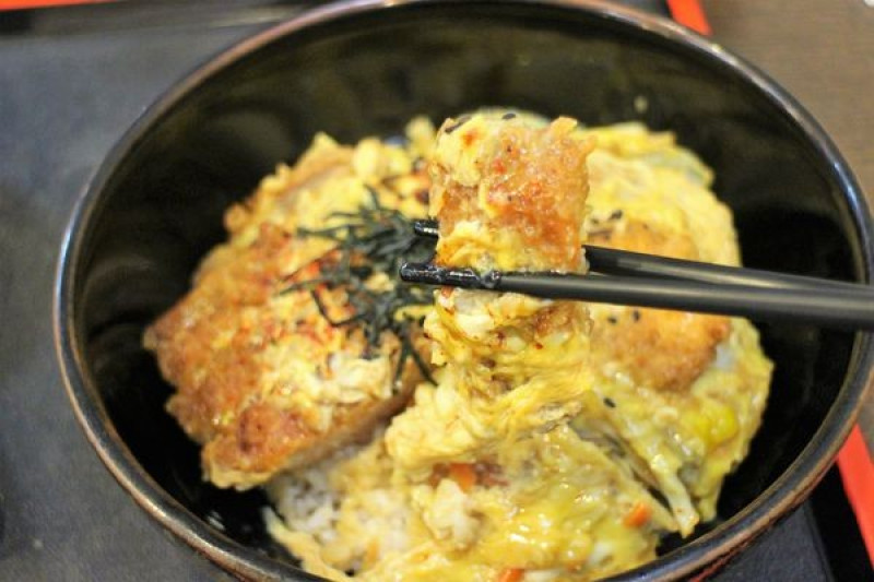 【台中西屯區】隱藏在逢甲商圈的巷弄中，120元以內好吃大口丼日式平價蓋飯，絕對是逢甲學生們下課的美食首選！