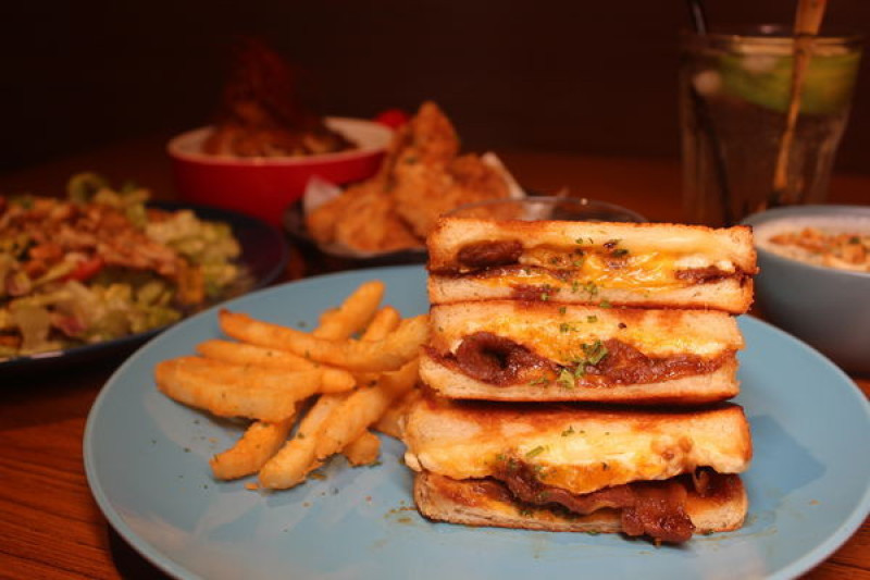 【台中北區】隱藏巷弄美食－起司蹦三明治Cheesebomb～平價早午餐/下午茶 寵物友善餐廳~招牌熱煎三明治大推！適合聊天約會