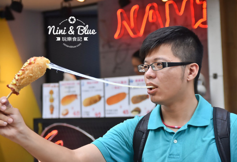 台中逢甲夜市美食小吃推薦 Nami米熱狗 ，可以拉到手臂長的起司熱狗只要45元 Nini and Blue 玩樂食記