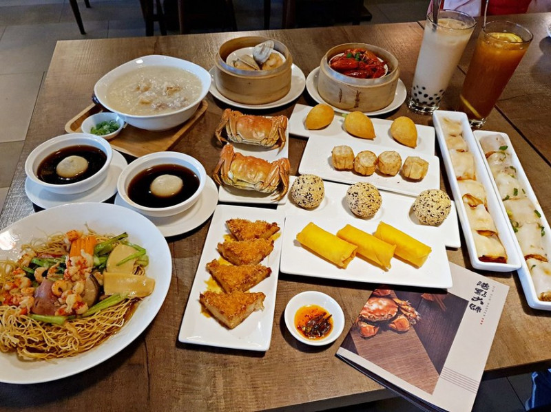 【三創美食】港點大師 台北三創店  ~ 季節限定 鮮蒸大閘蟹開賣囉 !!! 出乎好吃的小龍蝦粉絲煲、懷舊炸兩腸粉....多樣化精緻港點，老饕們一定不能錯過 !!!