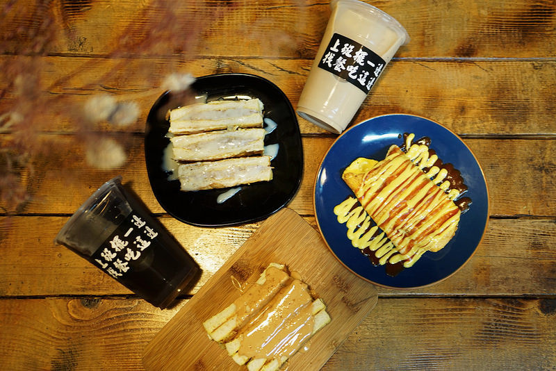 【台中豐原】深夜食堂銅板價美食『找餐店Brunch』－宵夜限定黑暗料理混血牛堡。​​​超邪惡岩漿花生。​酥脆泡菜蔥抓餅(5/27更新菜單新品上市)