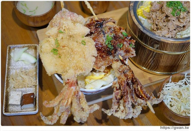 台中超浮誇丼飯，兩隻鮮魷讓你看不到底下白飯，牛肉片堆成小山 