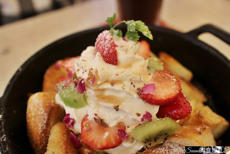 台北下午茶|布朗客BLAnC推出浪漫甜蜜午茶套餐|抓住草莓季的尾巴快來享用楓糖玫瑰草莓奶油吐司 